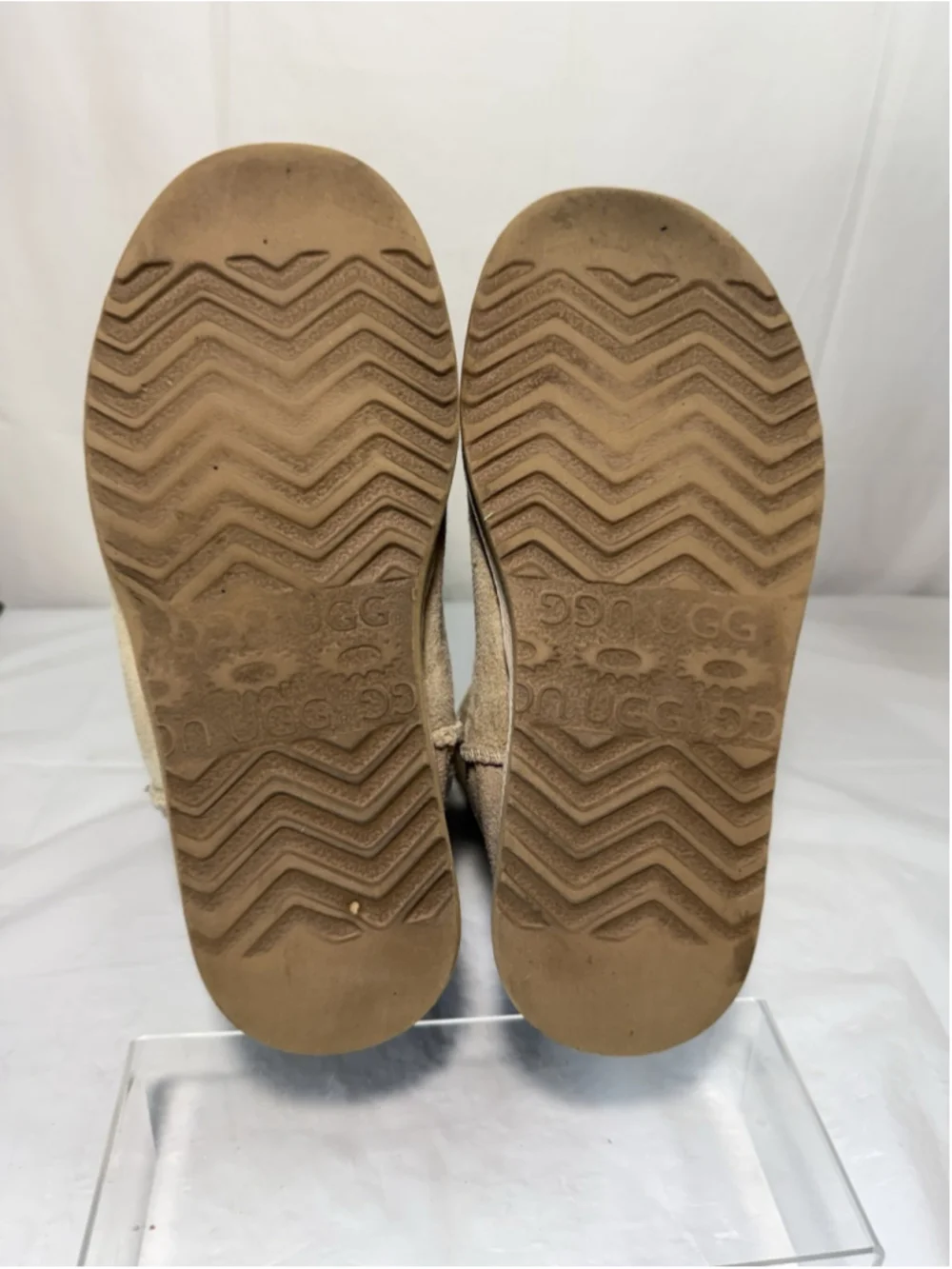 UGG 5825 original Classic short Shearling Boots Size 7 sand beige